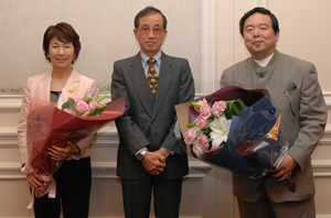 洋上ベンチャー大学 藤吉賢司様より花束の贈呈