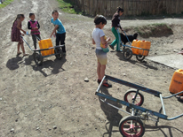 家の水汲みは子どもたちのお仕事